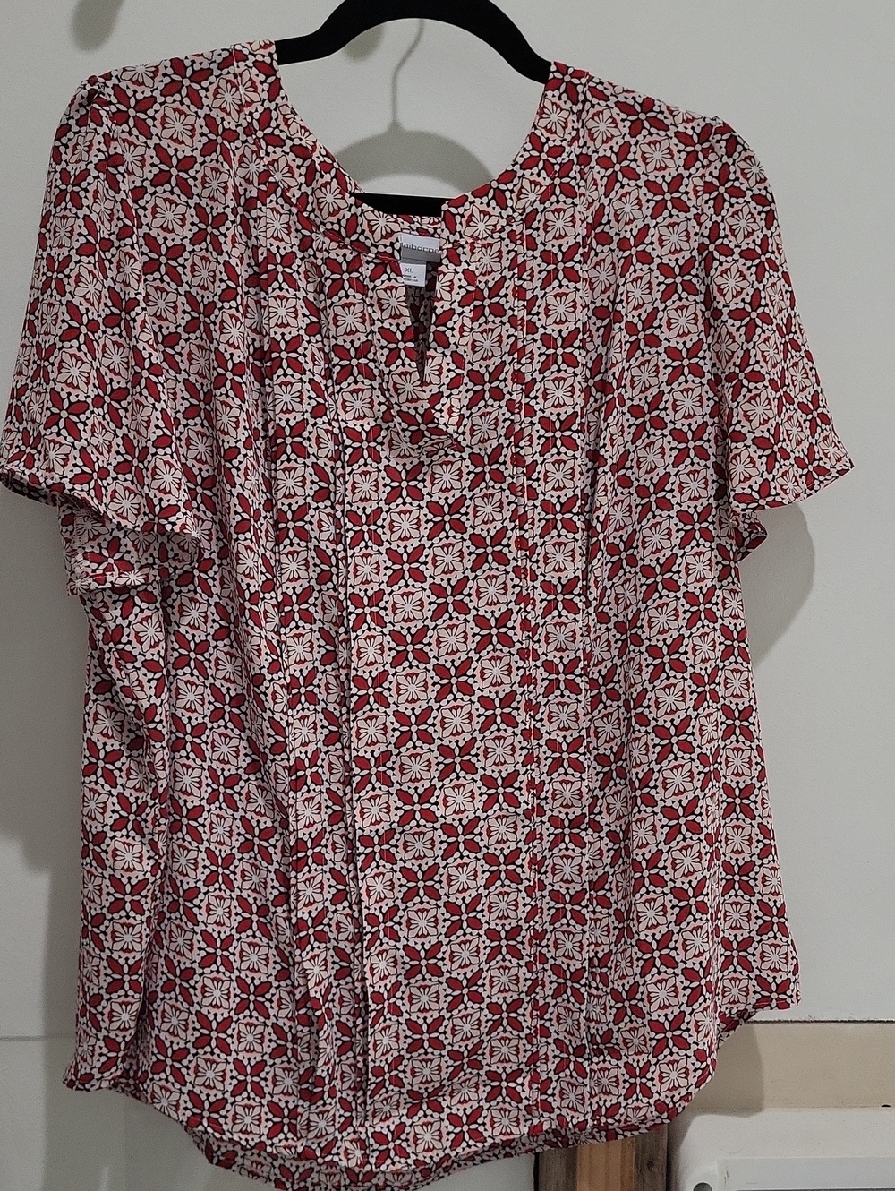 Liz Claiborne Red & White Geometric Short-Sleeve Shirt